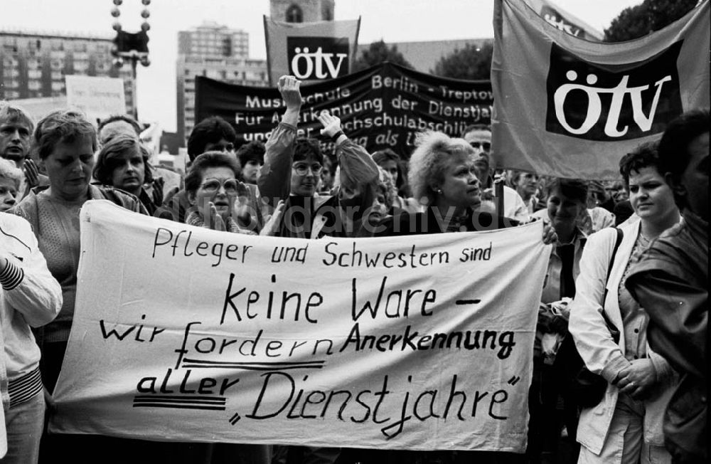 Berlin: ÖTV - Demo vor dem Roten Rathaus Umschlag:718