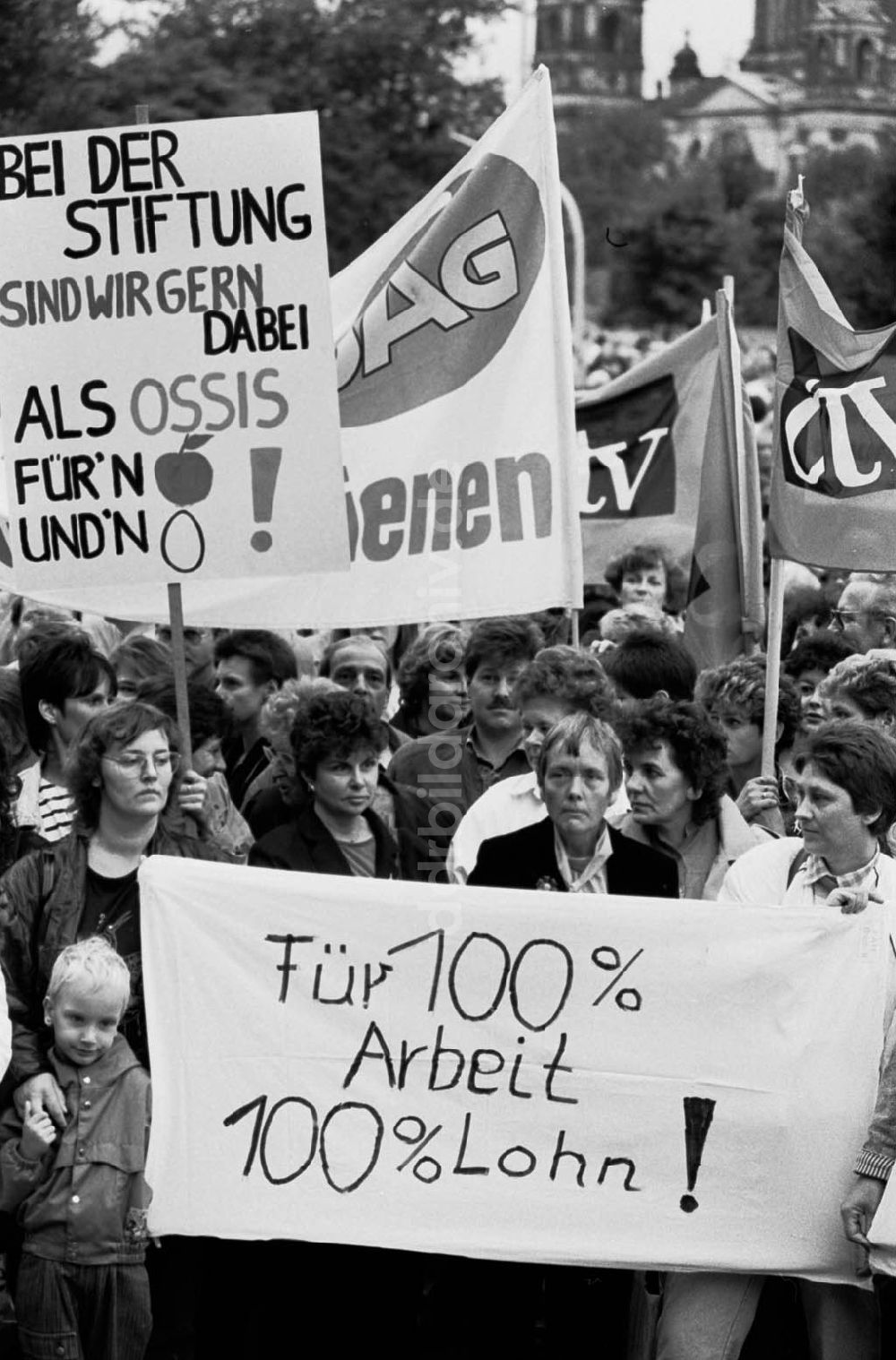 DDR-Bildarchiv: Berlin - ÖTV - Demo vor dem Roten Rathaus Umschlag:718