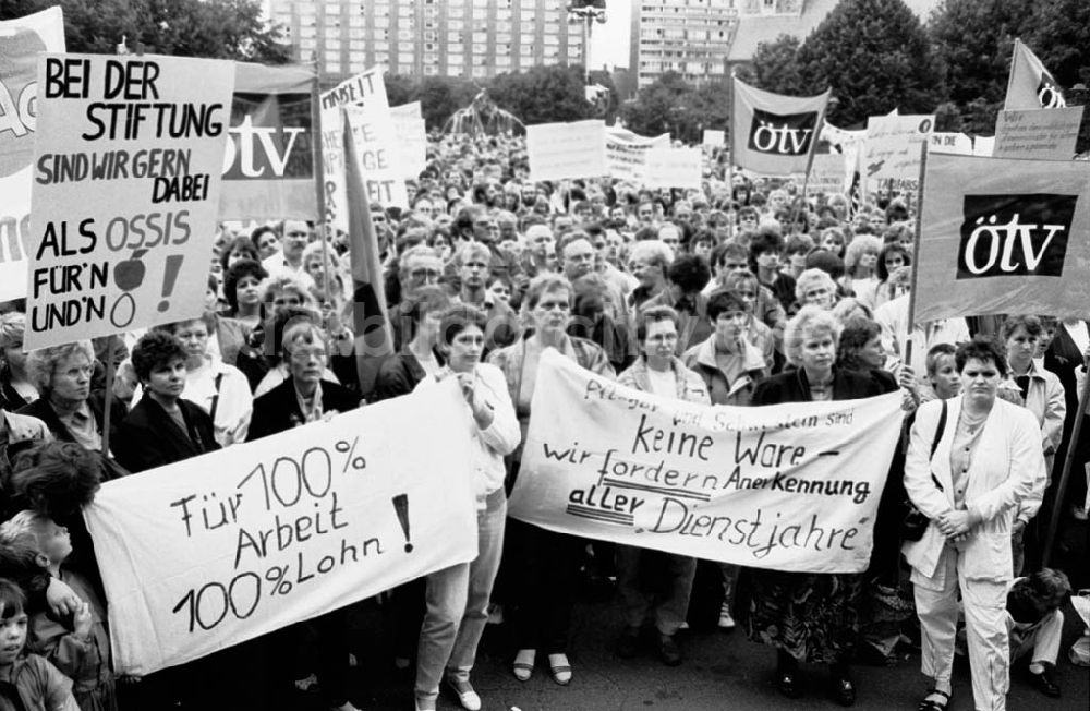 DDR-Fotoarchiv: Berlin - ÖTV - Demo vor dem Roten Rathaus Umschlag:718