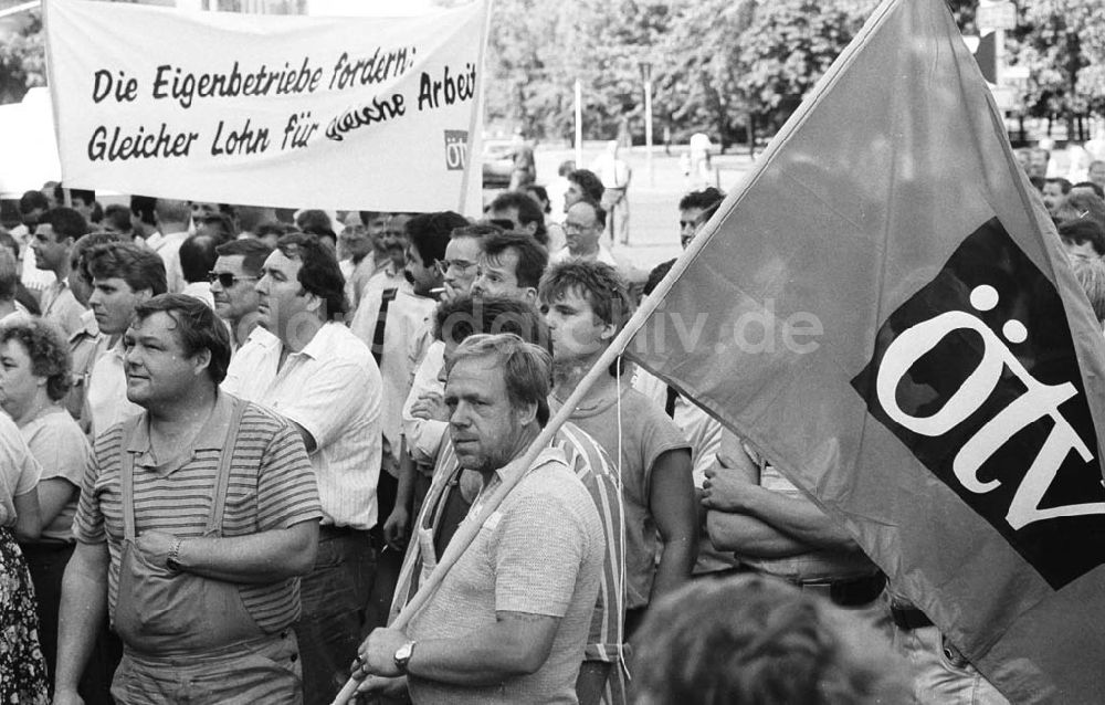 DDR-Bildarchiv: Berlin / Mitte - 17.06.92 ÖTV vor dem Roten Rathaus