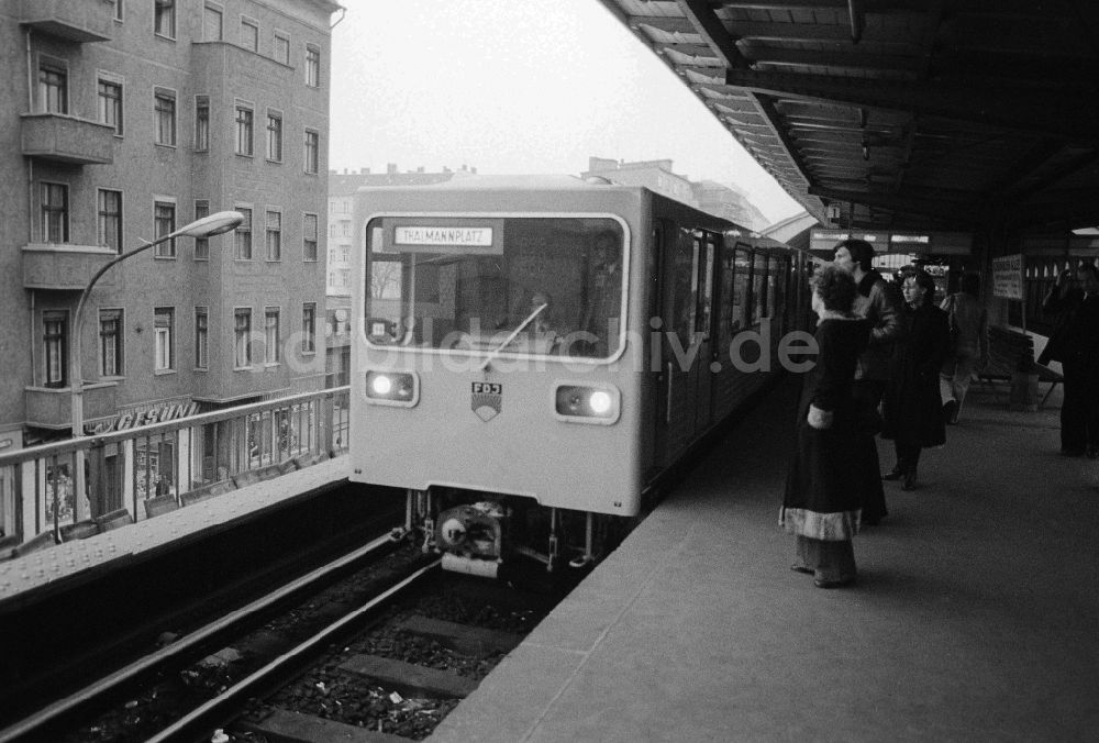 DDR-Bildarchiv: Berlin - U-Bahn Zug am Bahnhof Schönhauser Allee in Berlin, der ehemaligen Hauptstadt der DDR, Deutsche Demokratische Republik