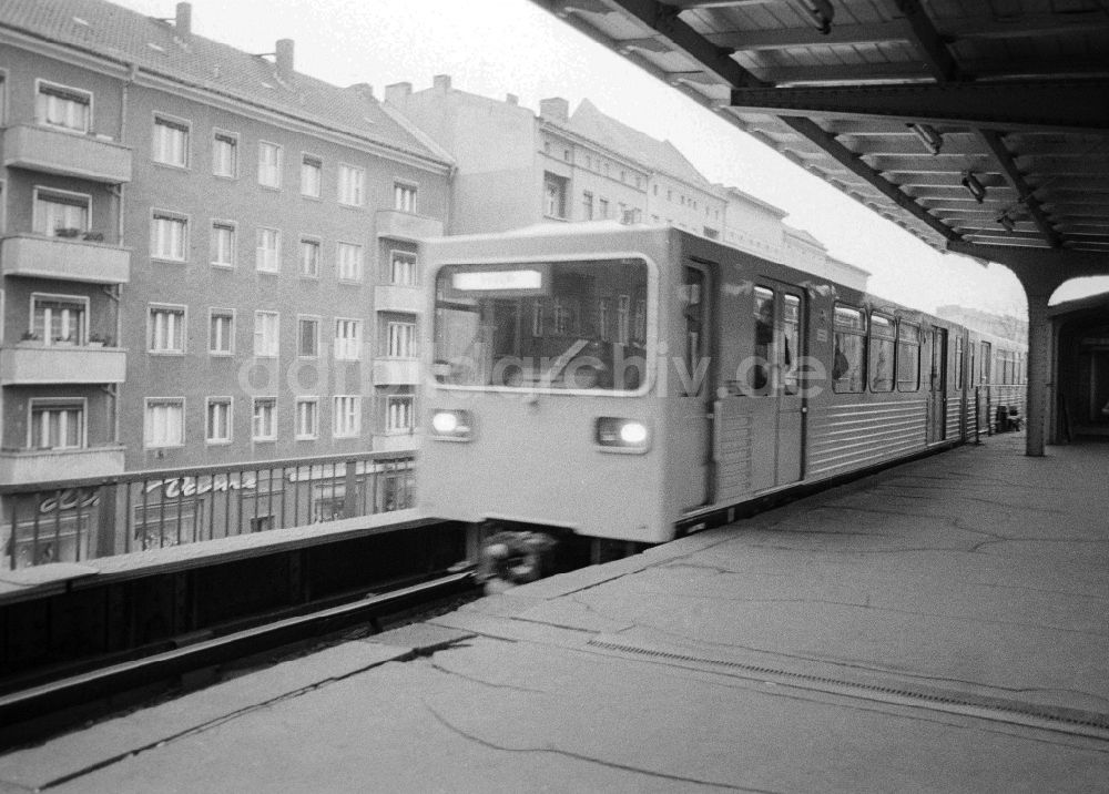 DDR-Fotoarchiv: Berlin - U-Bahn Zug am Bahnhof Schönhauser Allee in Berlin, der ehemaligen Hauptstadt der DDR, Deutsche Demokratische Republik