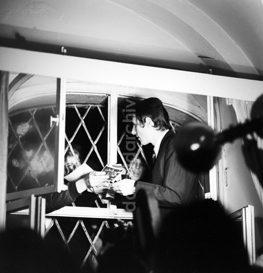 Berlin: Udo Jürgens beim Autogramme geben in Berlin, der ehemaligen Hauptstadt der DDR, Deutsche Demokratische Republik