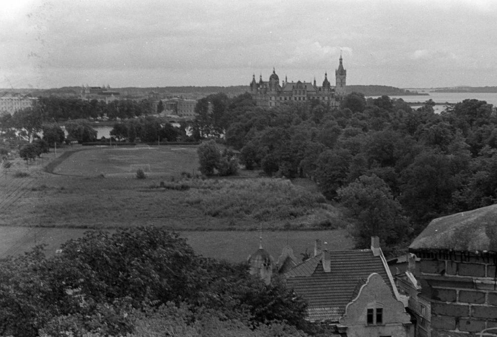 DDR-Bildarchiv: Schwerin - Uferbereich des Sees Burgsee in Schwerin in der DDR
