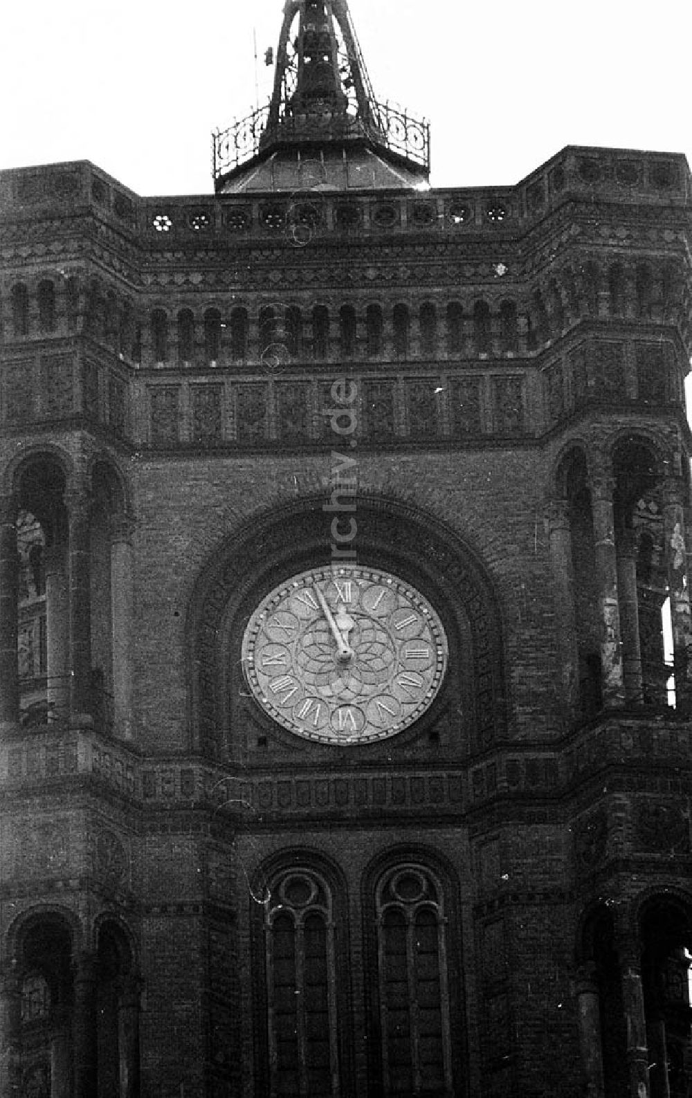 Berlin-Mitte: Uhr des Roten Rathauses in Berlin-Mitte Umschlagnr.: 337 Foto: Winkler