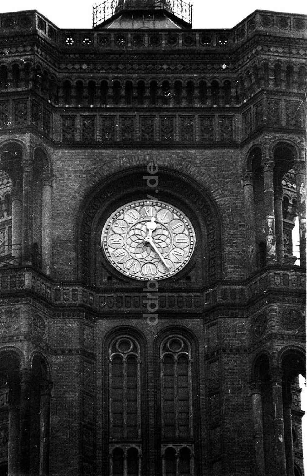 DDR-Bildarchiv: Berlin-Mitte - Uhr des Roten Rathauses in Berlin-Mitte Umschlagnr.: 337 Foto: Winkler