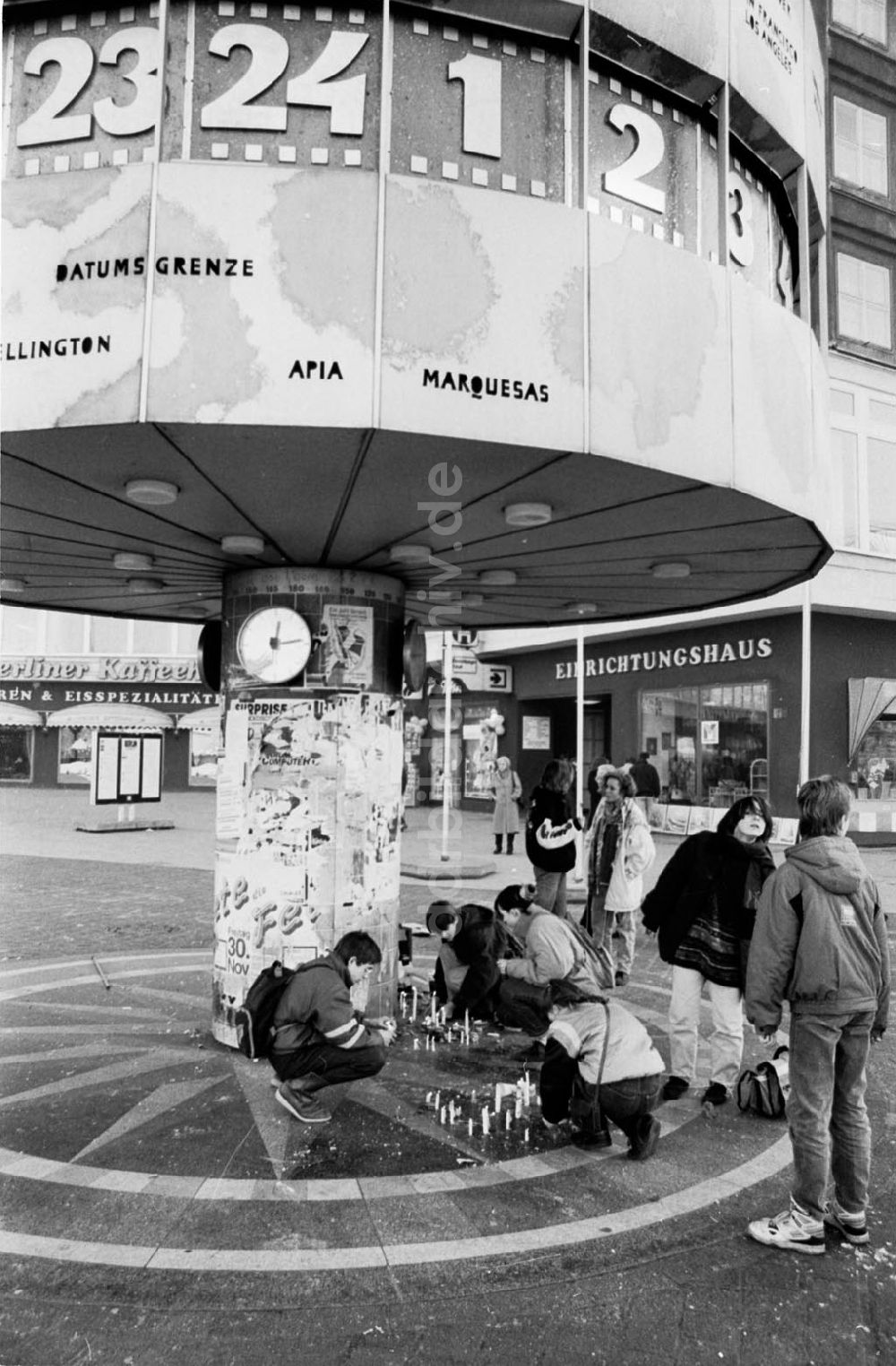 DDR-Bildarchiv: Berlin - Mitte - 12.00 Uhr Schweigeminute und Mahnwache auf dem Alex Foto: Winkler Umschlagsnr.: 77