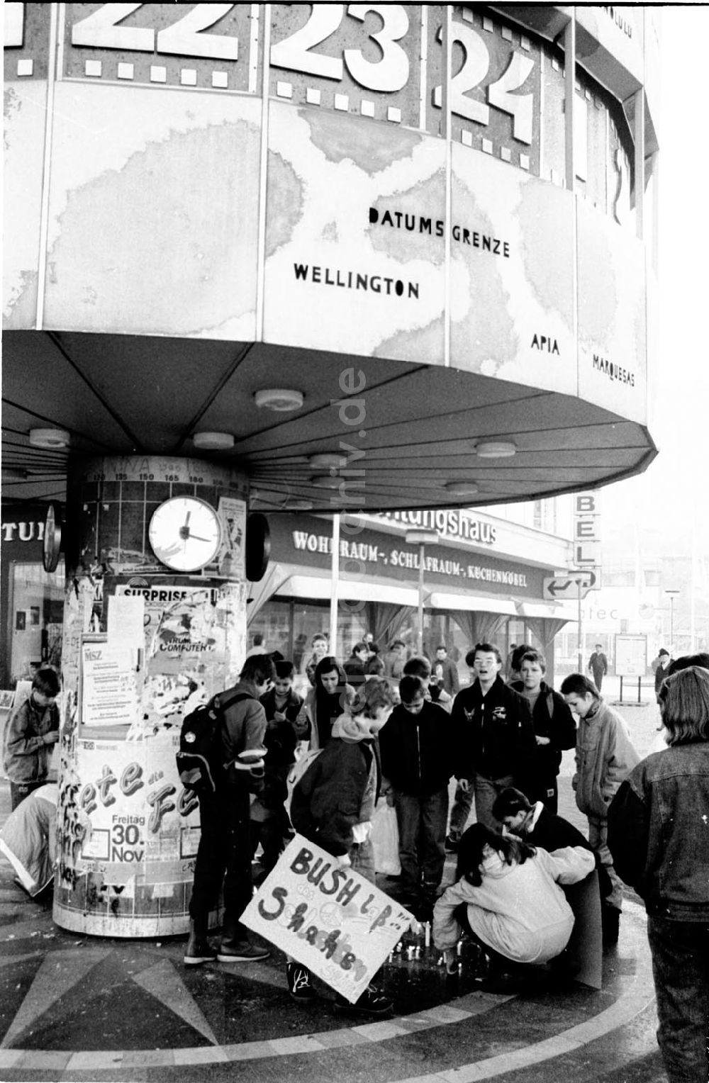 DDR-Fotoarchiv: Berlin - Mitte - 12.00 Uhr Schweigeminute und Mahnwache auf dem Alex Foto: Winkler Umschlagsnr.: 77