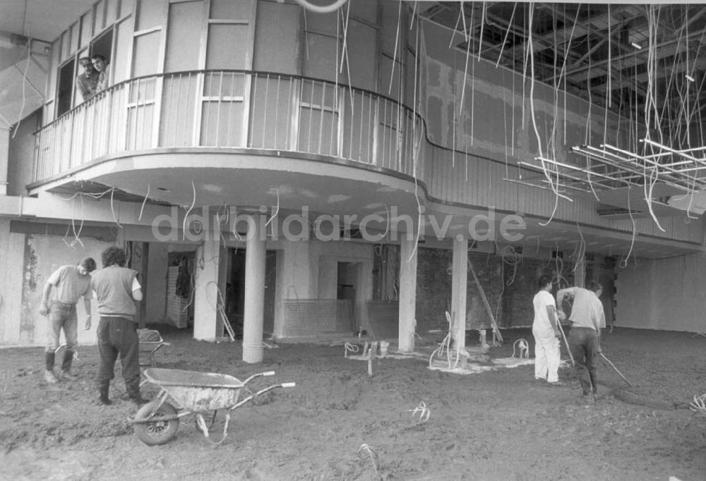 DDR-Fotoarchiv: Berlin - Umbau des ehemaligen Cafes am Kino International zum Biergarten 11.09.1994
