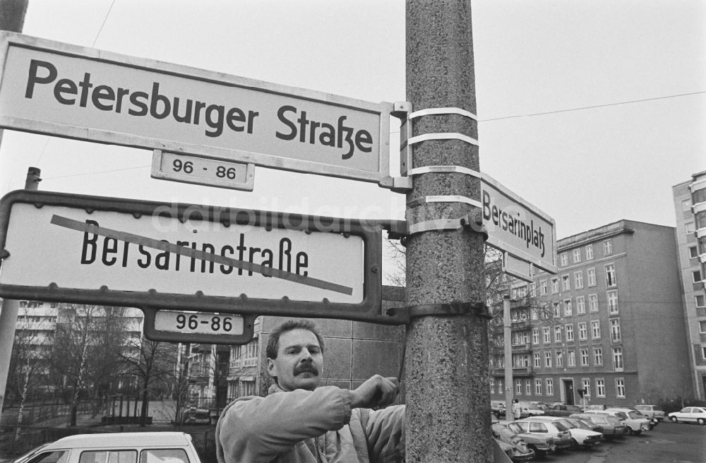 DDR-Bildarchiv: Berlin - Umbenennung Bersarinstraße in Petersburgerstraße in Berlin-Friedrichshain