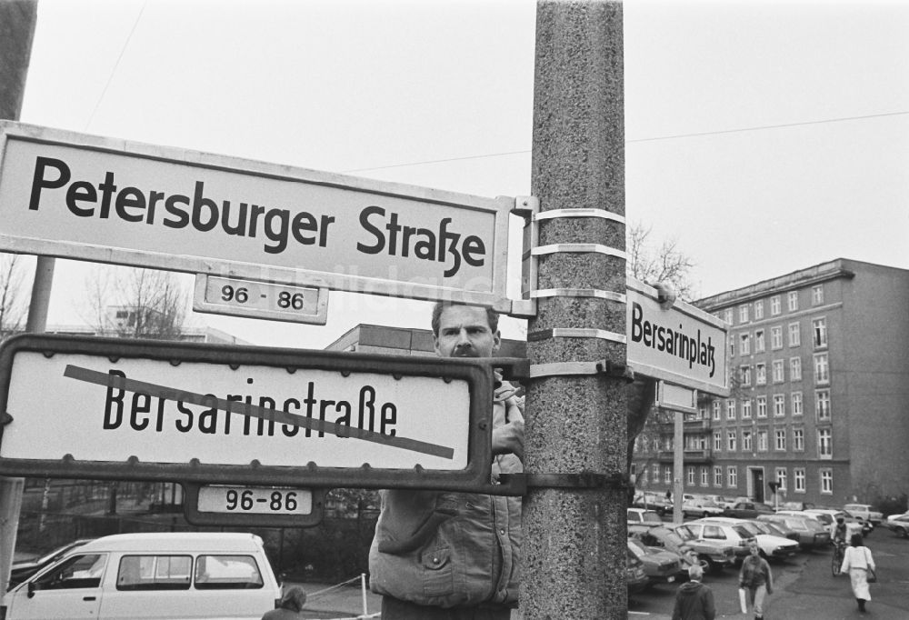 DDR-Fotoarchiv: Berlin - Umbenennung Bersarinstraße in Petersburgerstraße in Berlin-Friedrichshain