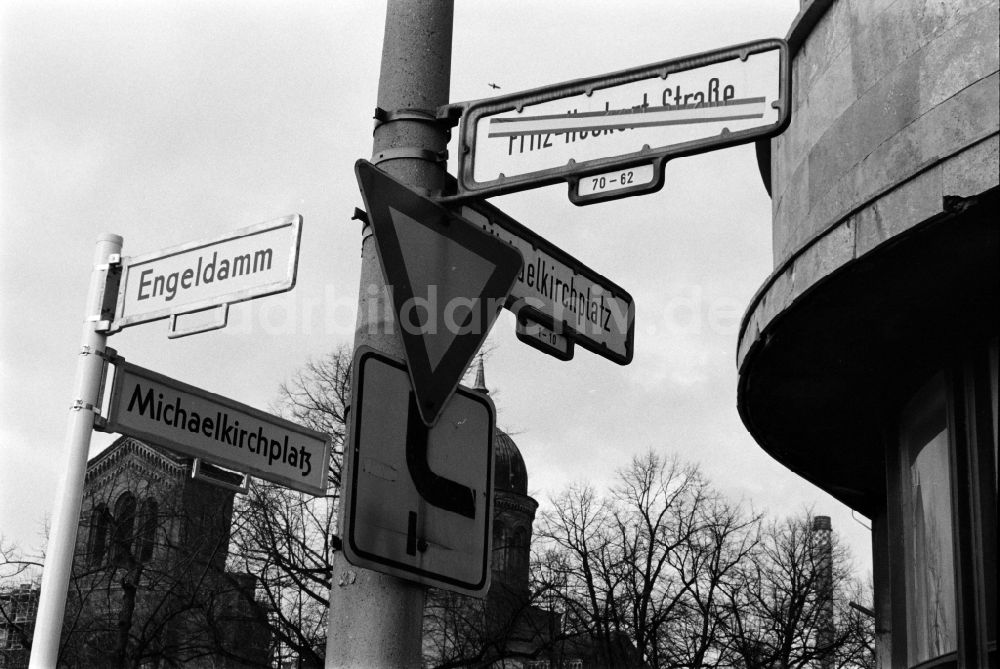 DDR-Fotoarchiv: Berlin - Umbenennung der Fritz-Heckert-Straße in Berlin - Mitte, der ehemaligen Hauptstadt der DDR, Deutsche Demokratische Republik