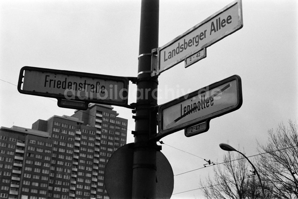 Berlin: Umbenennung der Leninallee in Berlin - Friedrichshain, der ehemaligen Hauptstadt der DDR, Deutsche Demokratische Republik