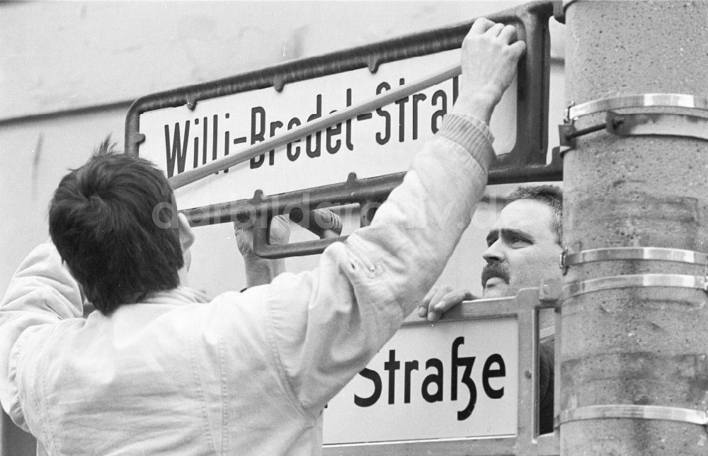 DDR-Fotoarchiv: Berlin - Umbennenung der Willi-Bredel-Straße in die Schivelbeiner Straße in Berlin-Prenzlauer Berg