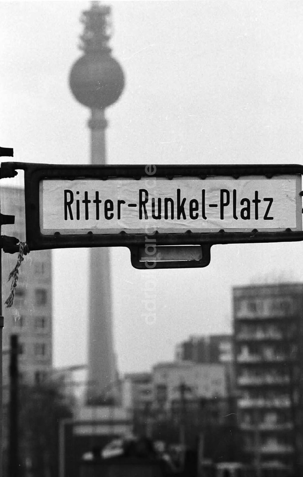 DDR-Fotoarchiv: Berlin - 14.02.92 Umbnennung des Leninplatzes in Ritter-Runkel-Platz