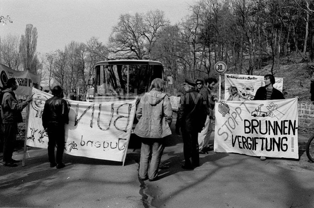 DDR-Fotoarchiv: - Umweltschützer protestieren gegen Öffnung von 1,8 km Havelchaussee durch Trinkwasserschutzgebiet zwischen Große Steinlanke und Lieper Bucht Umschlagnummer: 7317
