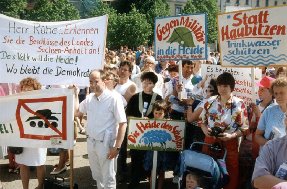 DDR-Fotoarchiv: Magdeburg - Umweltschützerprotest auf dem Magdeburger Domplatz gegen Schießplatz in der Colbitzer Heide 22.05.1992