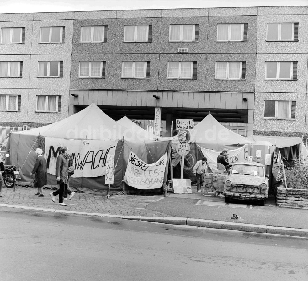 Berlin: Unbefristeten Besetzung des Archivs des ehemaligen MfS Ministerium für Staatssicherheit in Berlin, der ehemaligen Hauptstadt der DDR, Deutsche Demokratische Republik