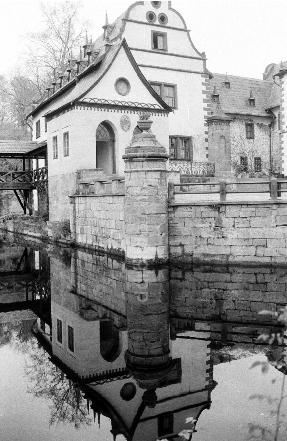 unbekannt: unbekannt Schloss Kochberg- Aussenansichten 09.11.90 Foto: Grahn Umschlag:1422
