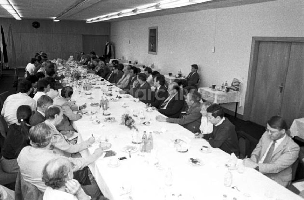 DDR-Fotoarchiv: Berlin - 31.05.1986 und 01.06.1986 Pressefestgäste im Blauen Salon mit Ge