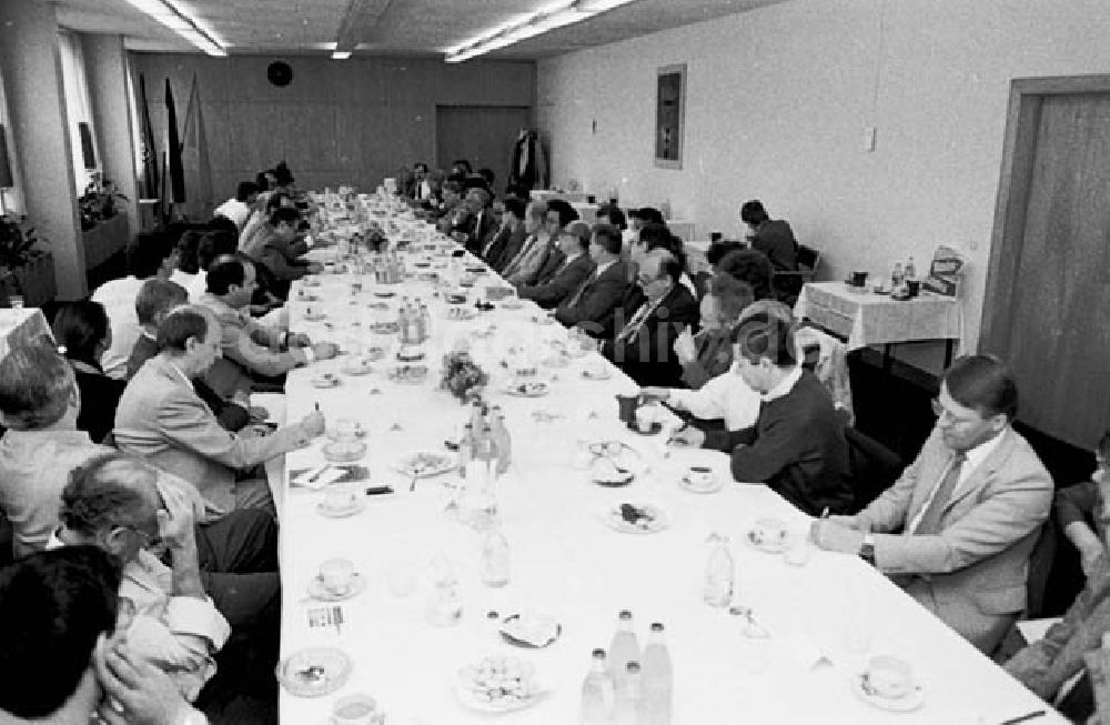 Berlin: 31.05.1986 und 01.06.1986 Pressefestgäste im Blauen Salon mit Ge