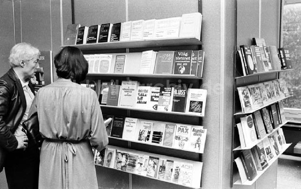 Berlin: Ungarische Bücher in der Stadtbibliothek in Berlin Umschlagnr.: 363 Foto: Fieguth