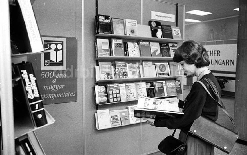 DDR-Bildarchiv: Berlin - Ungarische Bücher in der Stadtbibliothek in Berlin Umschlagnr.: 363 Foto: Fieguth
