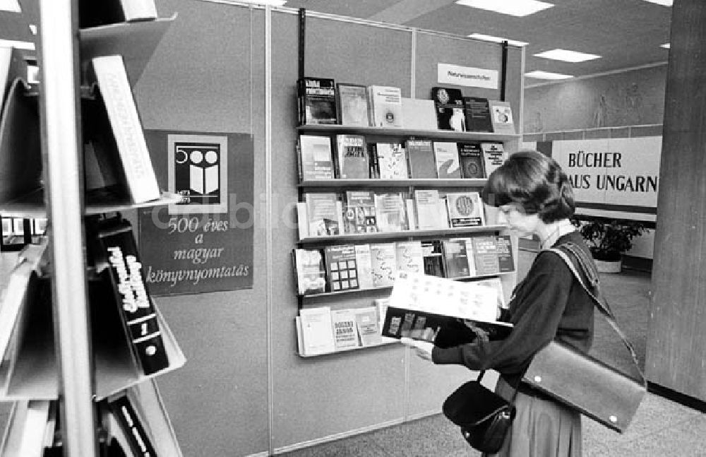 DDR-Fotoarchiv: Berlin - Ungarische Bücher in der Stadtbibliothek in Berlin Umschlagnr.: 363 Foto: Fieguth