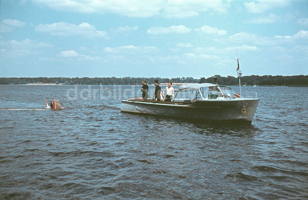 Berlin: Unglückstelle eines gesunkenen Sportbootes auf dem Berliner Müggelsee in Berlin in der DDR Müggelsee
