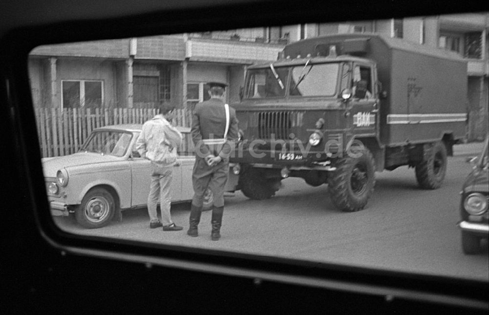 DDR-Fotoarchiv: Halberstadt - Unglückstelle eines PKW Unfalls mit einem sowjetischen Militärlastwagen in Halberstadt in der DDR