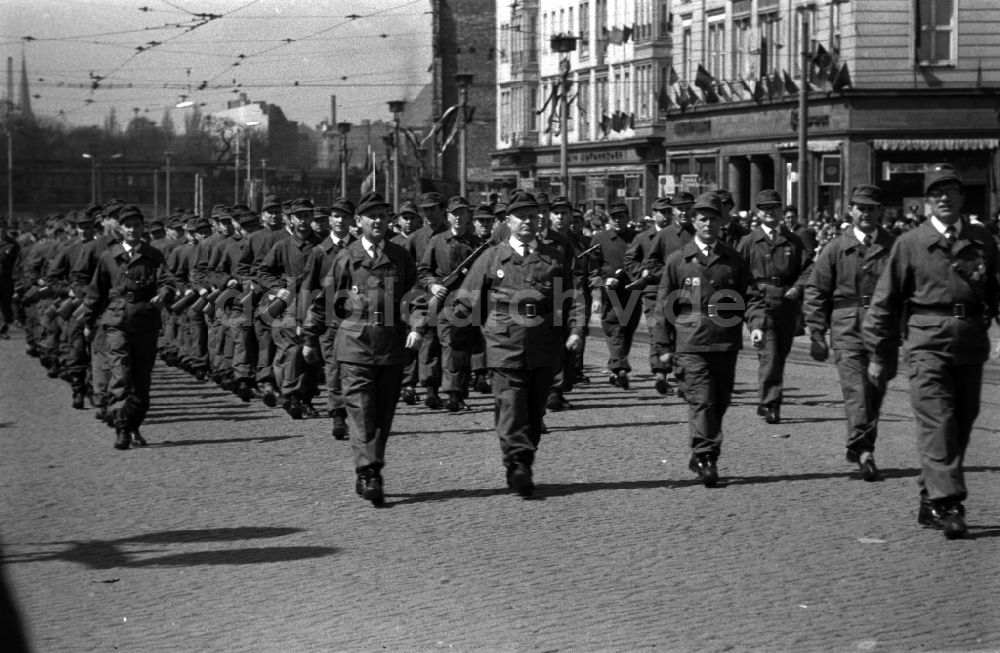 DDR-Bildarchiv: Magdeburg - Uniformierte Einheiten der Kampfgruppen beim Vorbeimarsch in Magdeburg
