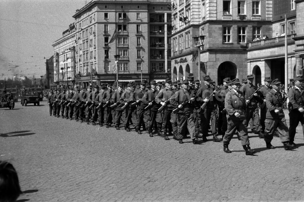 DDR-Fotoarchiv: Magdeburg - Uniformierte Einheiten der Kampfgruppen beim Vorbeimarsch in Magdeburg