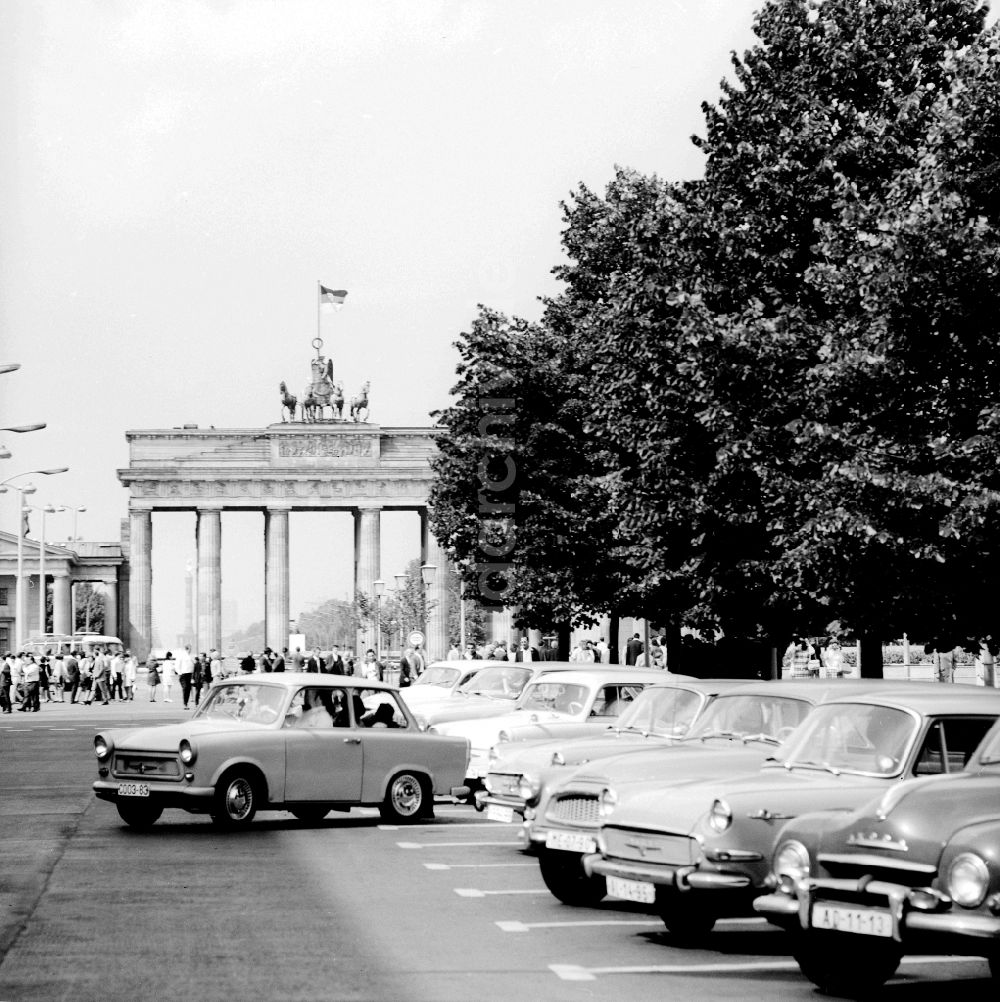Berlin- Mitte: Unter den Linden im August 1967 Blick zum Brandenburger Tor, Parkplatz auf Höhe des heutigen Hotel Adlon (Berlin-Mitte) Foto: Rasch Umschlagnr