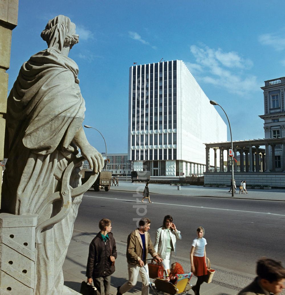 DDR-Bildarchiv: Berlin - Unter den Linden in Berlin