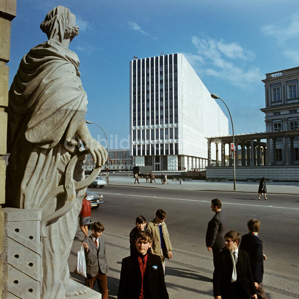 DDR-Fotoarchiv: Berlin - Unter den Linden in Berlin