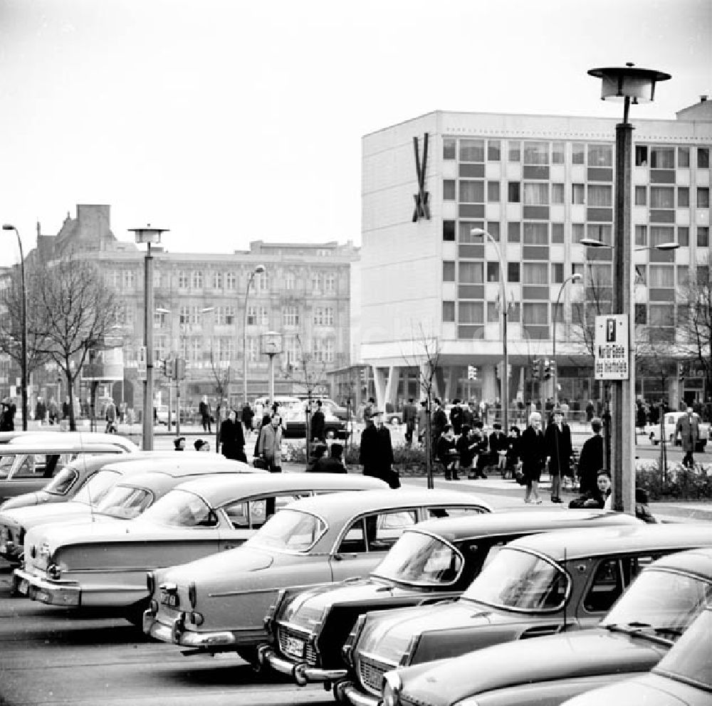 DDR-Fotoarchiv: Berlin - Mitte - Unter den Linden - Ecke Friedrichstraße in Berlin / Mitte Auf dem Parkplatz vor dem Interhotel Foto: Barth Umschlagnr