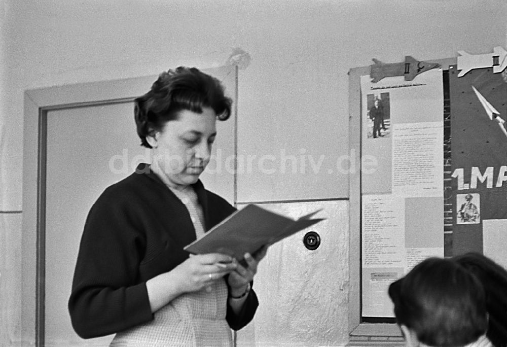 Berlin: Unterricht mit einer Deutschlehrerin im Ortsteil Friedrichshain in Berlin in der DDR