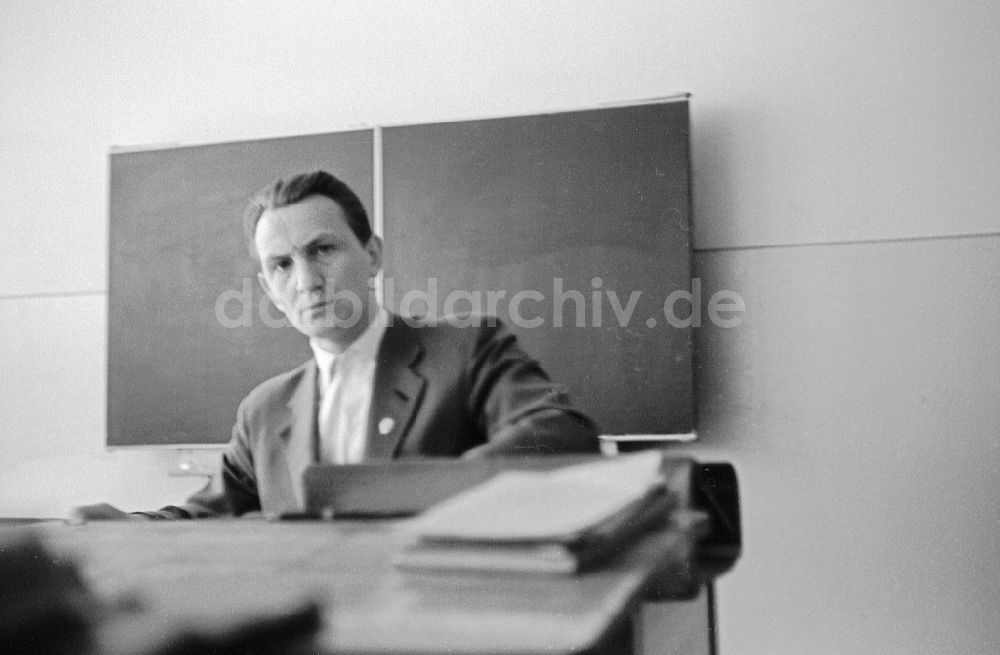 DDR-Fotoarchiv: Berlin - Unterricht einem Klassenlehrer und Lehrer für Geschichte im Ortsteil Friedrichshain in Berlin in der DDR