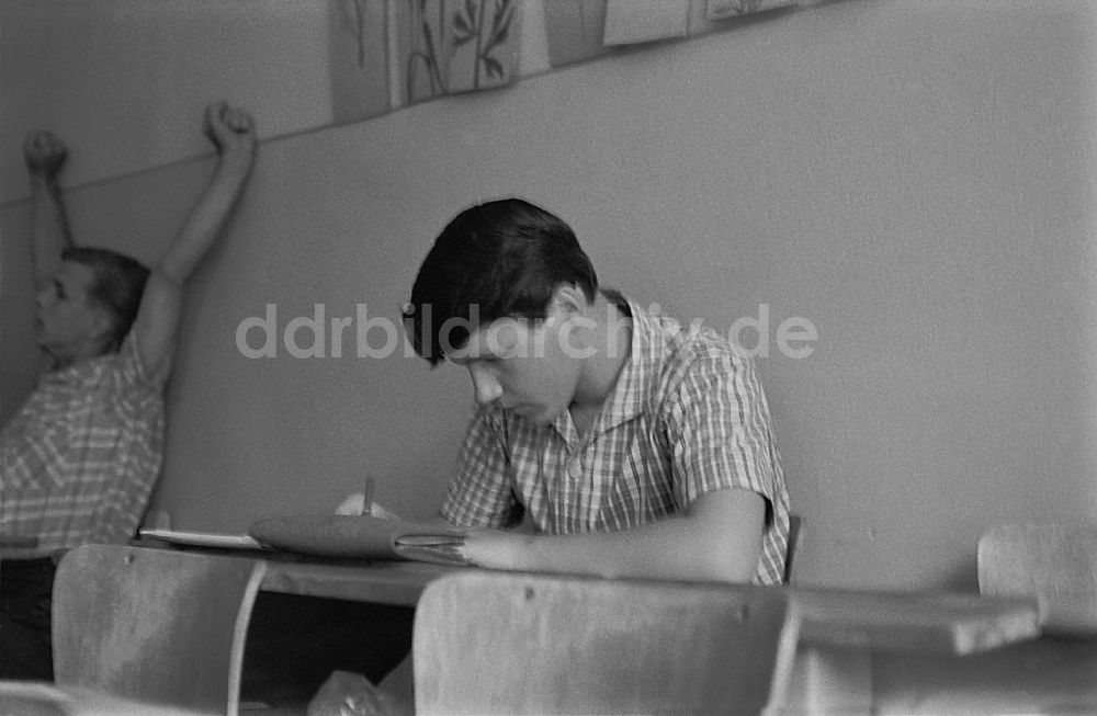 DDR-Fotoarchiv: Berlin - Unterricht in einem Klassenraum im Ortsteil Friedrichshain in Berlin in der DDR