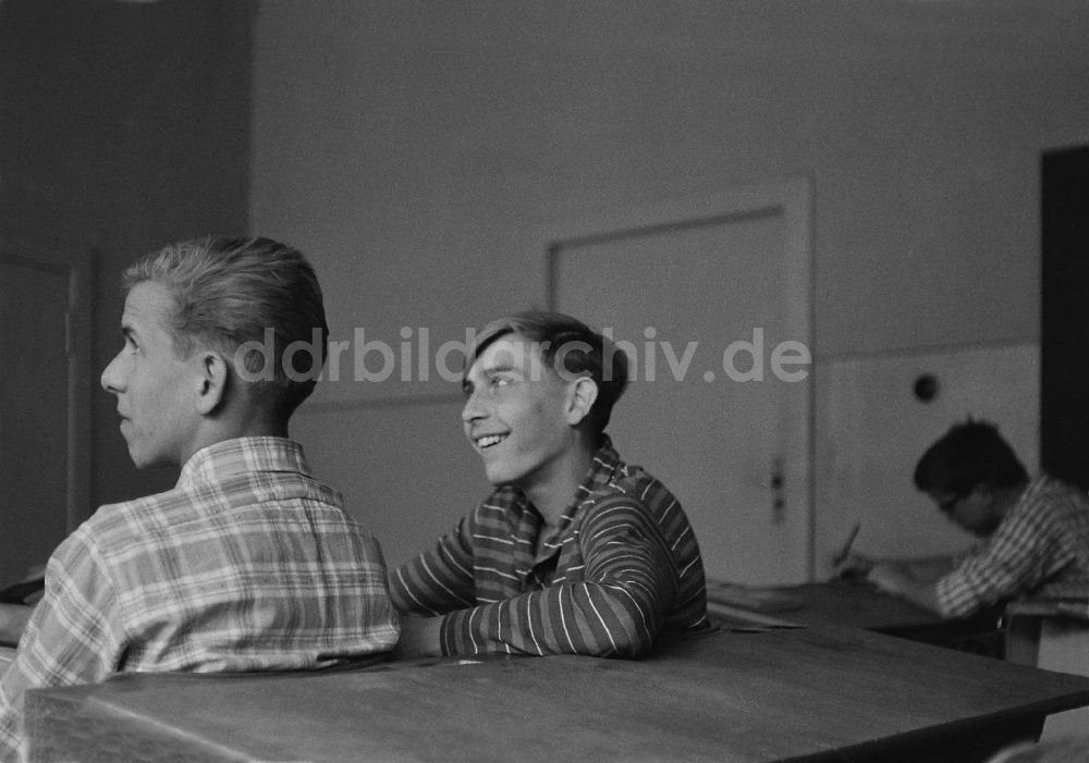DDR-Bildarchiv: Berlin - Unterricht in einem Klassenraum im Ortsteil Friedrichshain in Berlin in der DDR