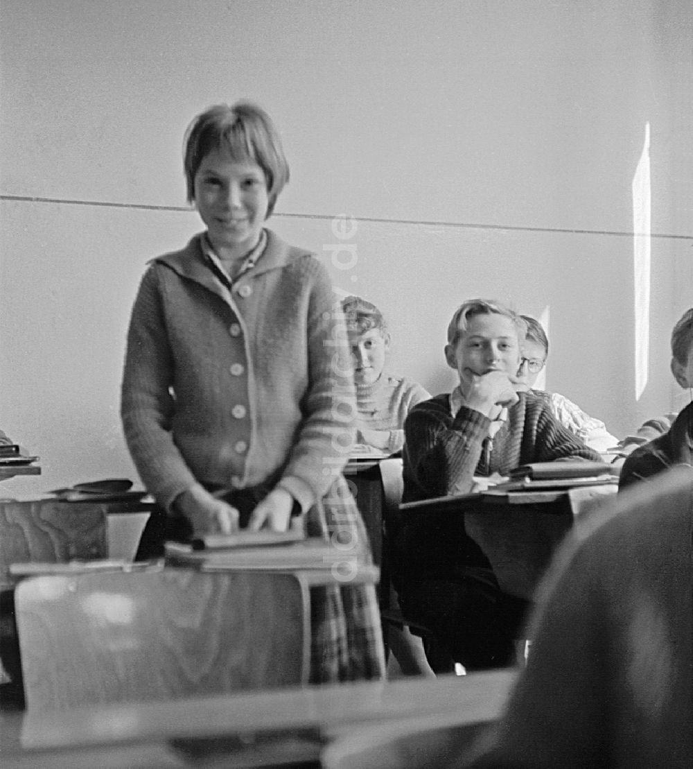 Berlin: Unterricht in einem Klassenraum im Ortsteil Friedrichshain in Berlin in der DDR
