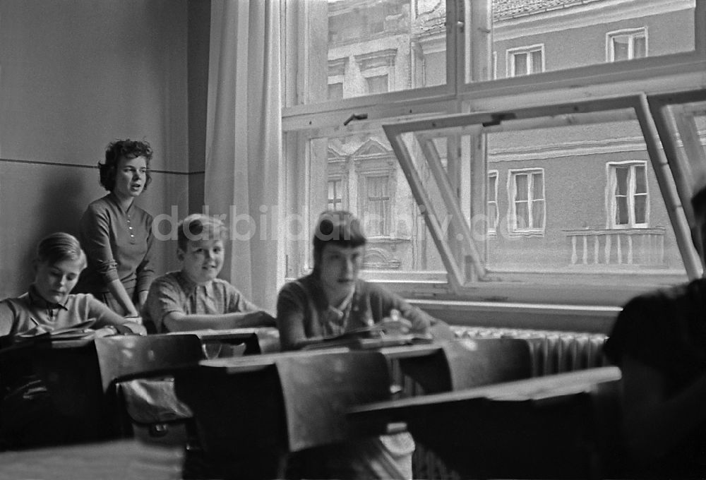 DDR-Fotoarchiv: Berlin - Unterricht in einem Klassenraum im Ortsteil Friedrichshain in Berlin in der DDR