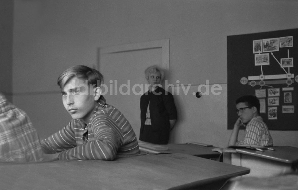 Berlin: Unterricht in einem Klassenraum im Ortsteil Friedrichshain in Berlin in der DDR