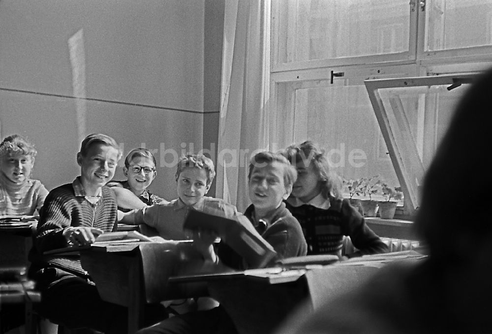 DDR-Bildarchiv: Berlin - Unterricht in einem Klassenraum im Ortsteil Friedrichshain in Berlin in der DDR