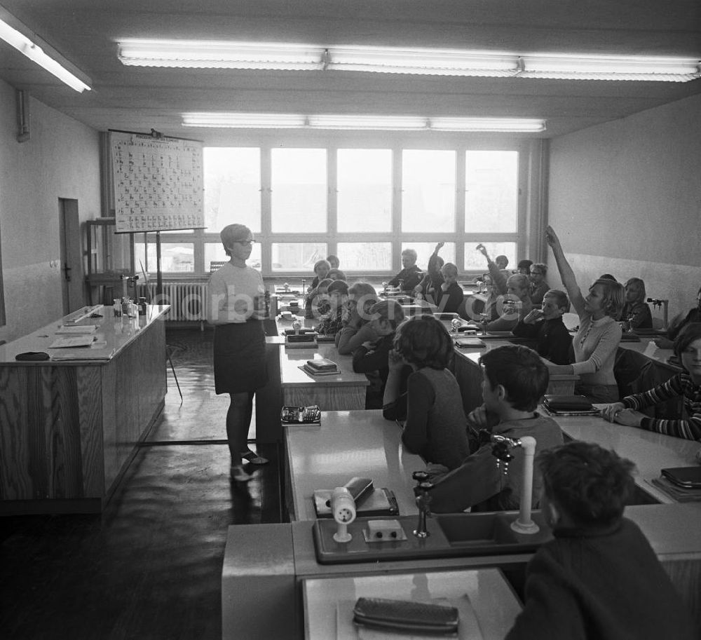 DDR-Fotoarchiv: Caeskow - Unterricht in neuer Schule in Casekow bei Angermünde