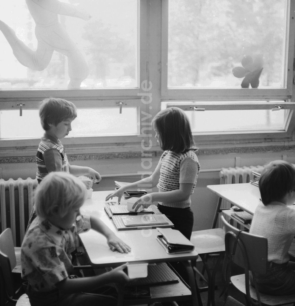 DDR-Bildarchiv: Berlin - Unterrichtspause in einem Klassenraum der Unterstufe in einer Schule in Berlin