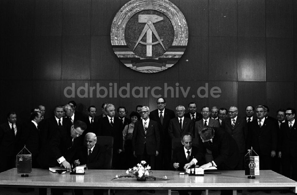 Berlin: Unterzeichnung DDR-UdSSR für den Zeitraum 1981-1985 Gerhard Schierz und Nikolai Baibakow (145)