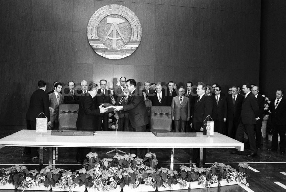 DDR-Bildarchiv: Berlin - Unterzeichnung einer Handelsvereinbarung im ZK Berlin