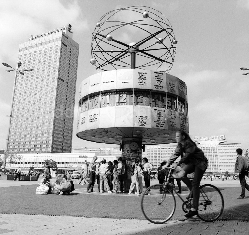 DDR-Bildarchiv: Berlin - Urania-Weltzeituhr auf dem Alexanderplatz in Berlin, der ehemaligen Hauptstadt der DDR, Deutsche Demokratische Republik