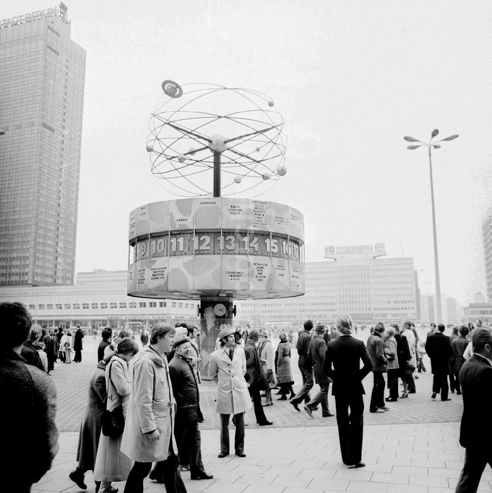 Berlin: Urania-Weltzeituhr auf dem Alexanderplatz in Berlin, der ehemaligen Hauptstadt der DDR, Deutsche Demokratische Republik